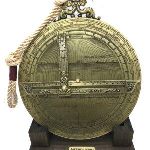 El astrolabio universal tuvo un gran desarollo durante los siglos  XVI y XVII en la ciudad de Lovaina en Bélgica que era en aquella época el centro más importante en la fabricación de astrolabio y también en expertos en astronomía.