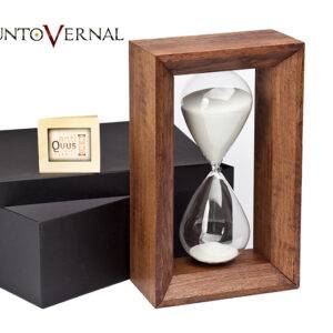 El reloj de arena Le Carré consta de un cubo de cuatro dimensiones sobre un espacio de 3, en cuyo centro geométrico porta la ampolleta del tiempo. Es un diseño vanguardista sobre un concepto clásico.